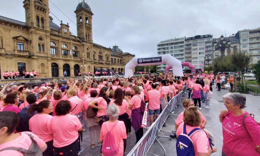 marea Egoitz2 (Cáncer) Una 'marea rosa' de 4.000 personas en Donostia
