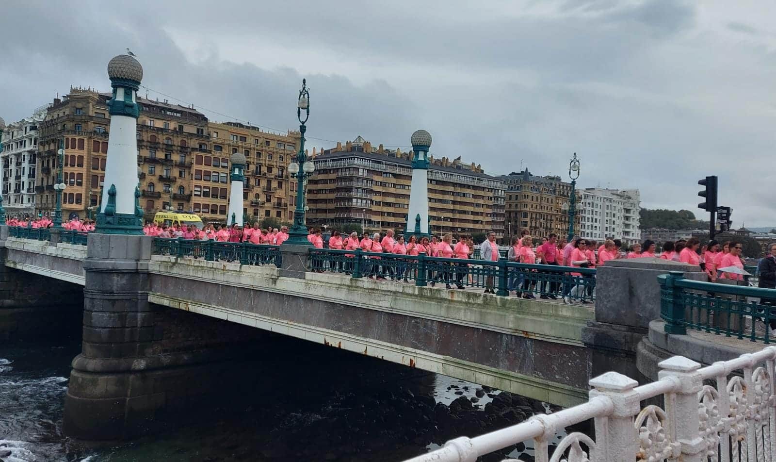 marea Egoitz3 - (Cáncer) Una 'marea rosa' de 4.000 personas en Donostia