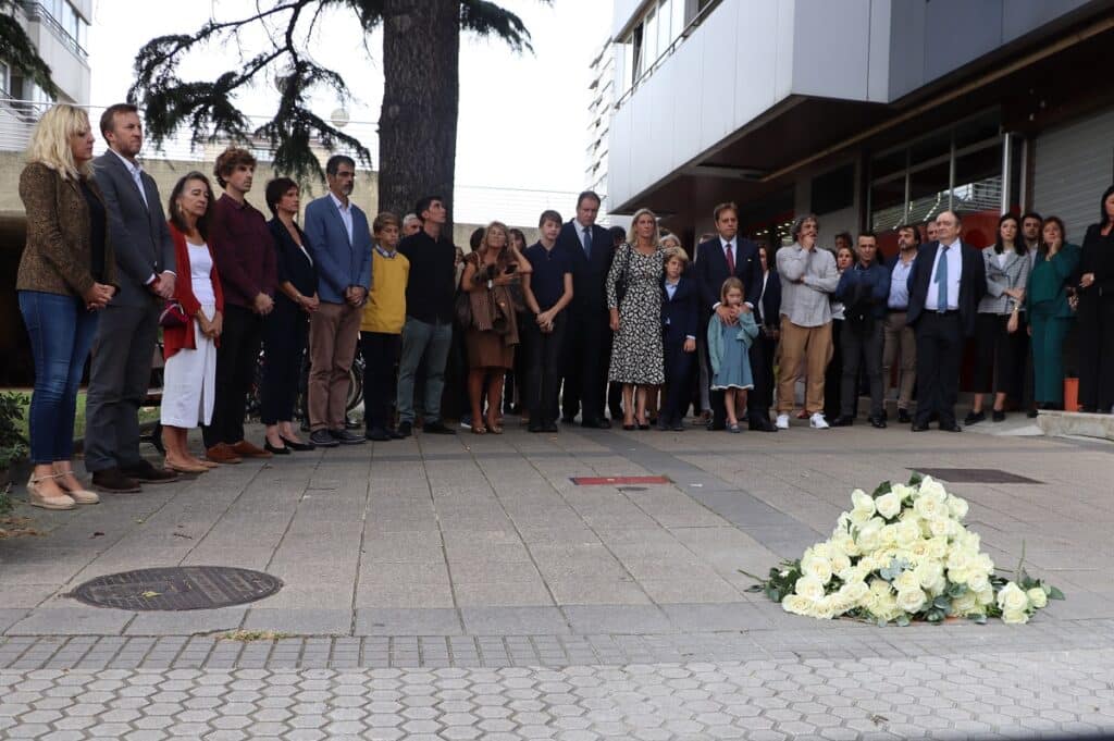 placa doval Hijo de Doval: "Nadie merece ser asesinado y aún hay quien no lo entiende"