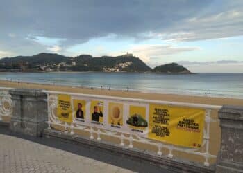 Campaña de Pobreza Cero esta semana en Donostia denunciando la desigualdad en materia de inmigración. Foto: Sos Arrazakeria