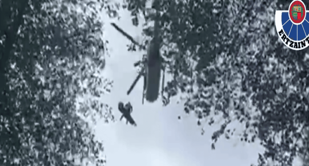 Ataun El helicóptero de la Ertzaintza rescata a un motorista accidentado en Ataun