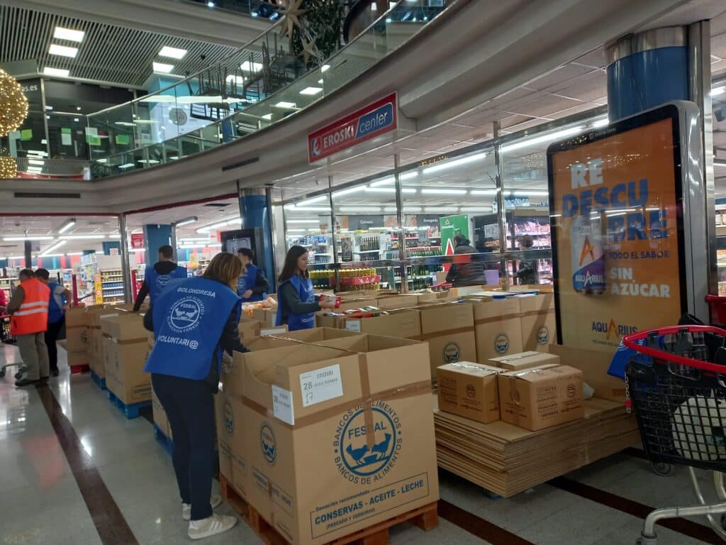 Banco de Alimentos en Arcco Los gipuzkoanos se vuelcan con el Banco de Alimentos: 630.000 euros en la Gran Recogida
