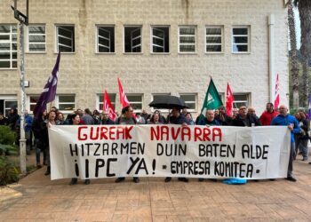 Concentración de la plantilla de Gureak Navarra hoy en Donostia. Foto: Sindicatos