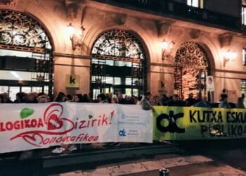 Protesta hoy ante Kutxa en la calle Garibay. Foto: Comité de empresa de Onkologikoa