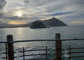La isla Santa Clara desde Urgull. Foto: DonostiTik
