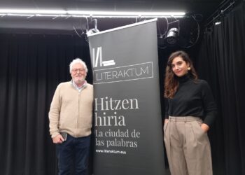 Héctor Abad con Leire Palacios en Literaktum. Foto: DonostiTik