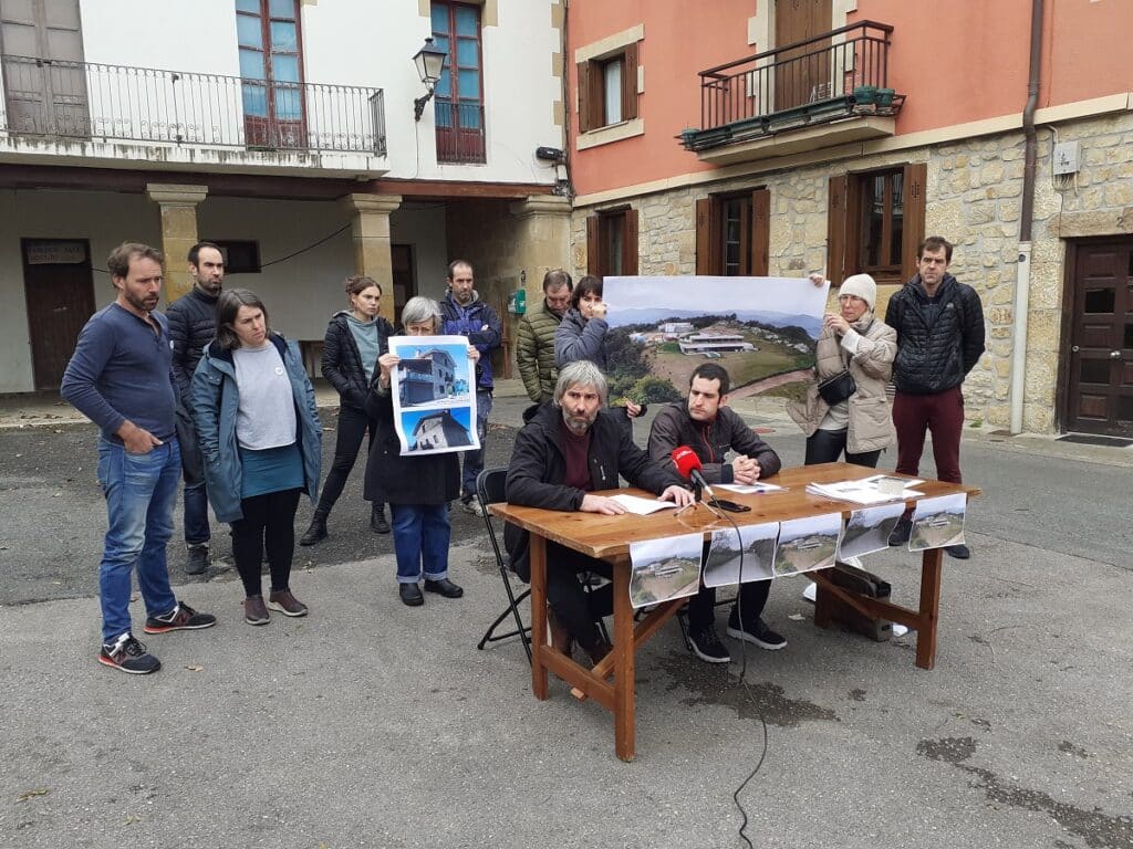 (Igeldo) Piden el derribo y la restitución del área donde se construye el chalet 18 Txalingo txaleta Prentsaurrekoa (Igeldo) Piden el derribo y la restitución del área donde se construye el chalet