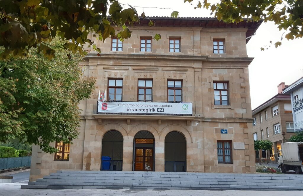 Usurbil plaza La huelga convocada por ELA y LAB en ayuntamientos cierra "muchos" servicios municipales