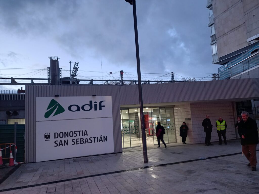 estacion provisional Mañana caótica en los trenes por las obras en la estación de Atotxa de Donostia