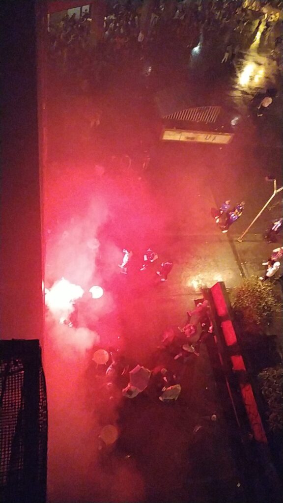 "Lo de Armerías antes de los partidos no es un botellón cualquiera" 2 plaza armerias "Lo de Armerías antes de los partidos no es un botellón cualquiera"