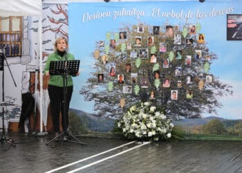 La Directora de Tráfico del Gobierno Vasco delante de las imágenes de fallecidos en las carreteras. Foto. Gobierno vasco