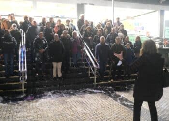 Concentración ciudadana el pasado jueves en las escalinatas del Hospital Donostia. Foto: Santiago Farizano