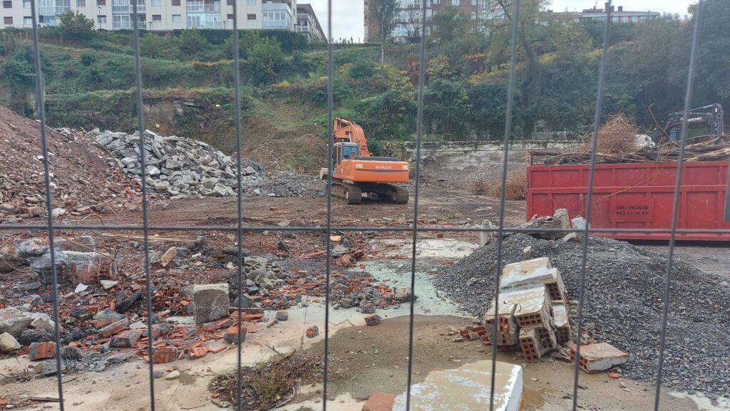 Andoain (Andoain) Futuros propietarios de Ama Kandida protestan por el retraso de la construcción