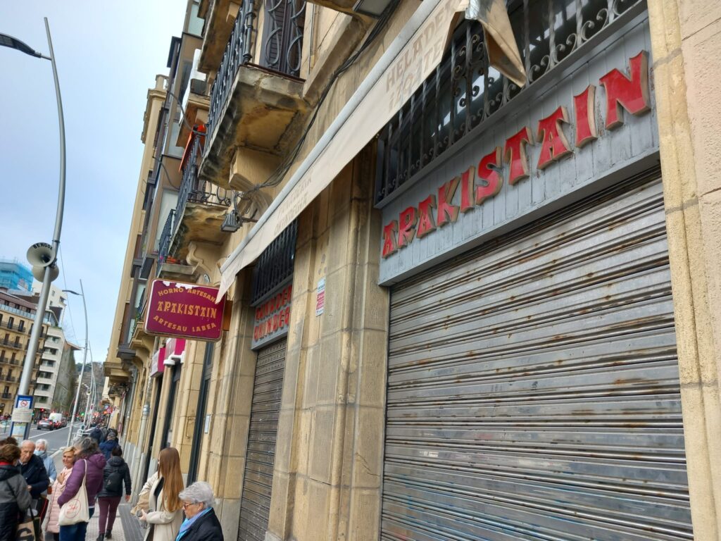 Arakistain Cierre de locales emblemáticos en Donostia: crónica de un incesante goteo