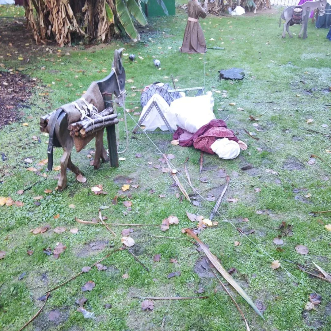 Belen roto2 Destrozos en el Belén de la plaza Gipuzkoa