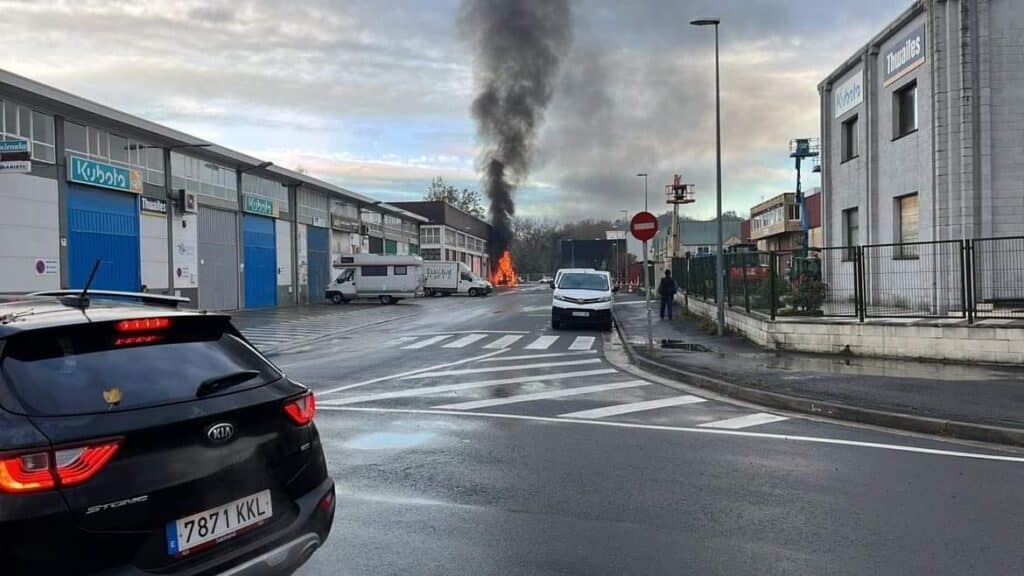 Bidebitarte Un conductor herido tras prenderse fuego un camión con brea en Astigarraga