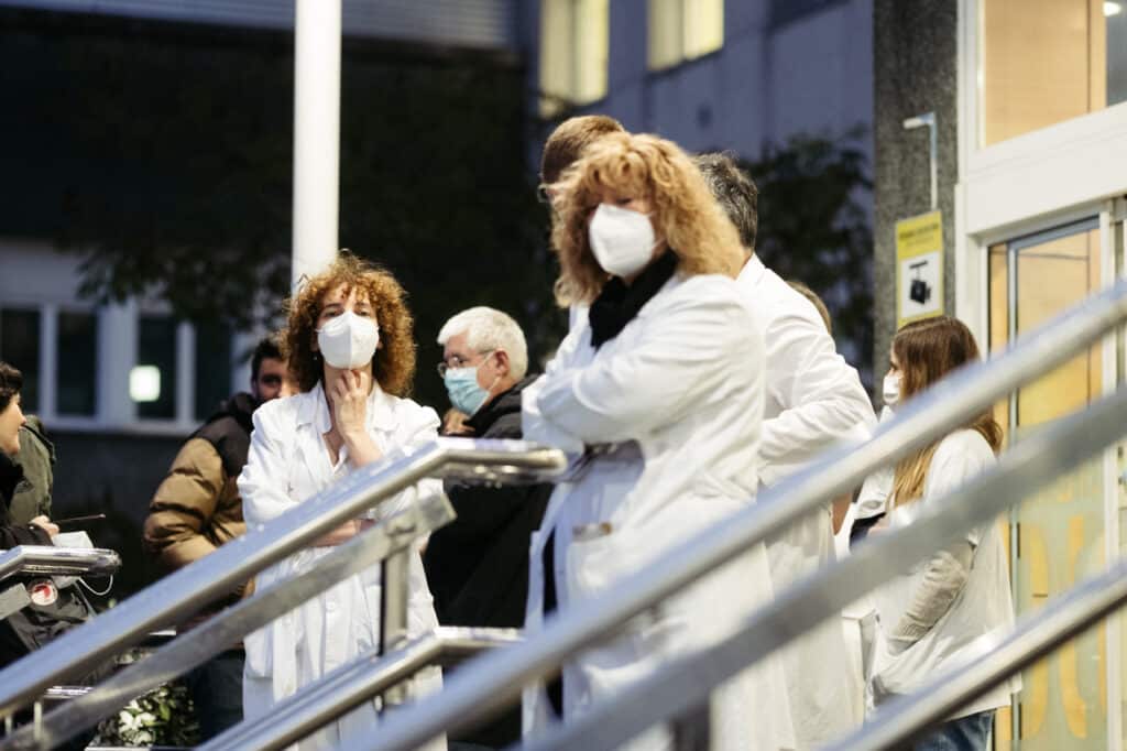 DSCF9366 (Osakidetza) Los jefes de la OSI Donostialdea se concentran a la espera de un encuentro con la dirección
