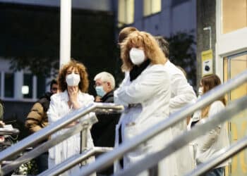 Archivo. Profesionales médicos en una concentración en el  Hospital Donostia. Foto: Santiago Farizano