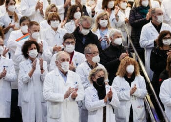 Imagen de archivo. Profesionales médicos concentrados en el  Hospital Donostia. Foto: Santiago Farizano