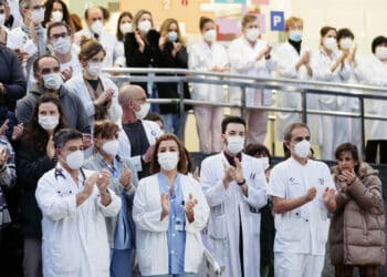 Profesionales médicos se concentran en el  Hospital Donostia. Foto: Santiago Farizano