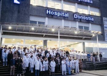Archivo. Profesionales médicos en una de las concentraciones ante el Hospital Donostia. Foto: Santiago Farizano
