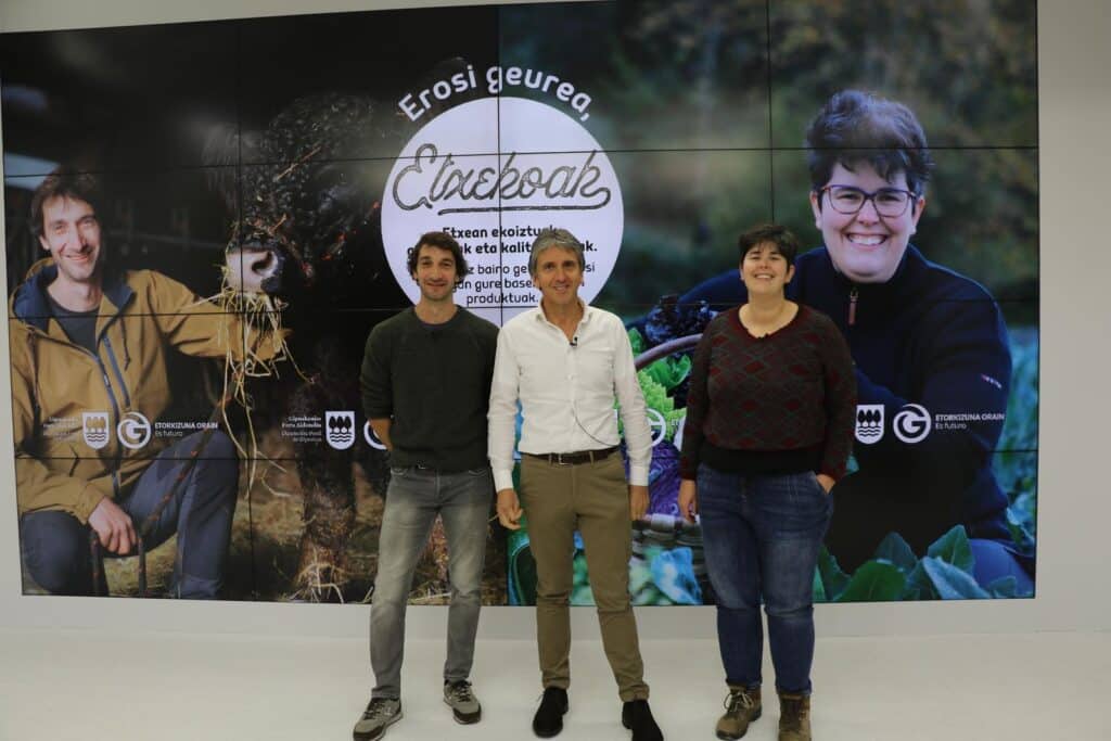 (Etxekoak) Un ganadero y una productora de hortalizas ecológicas animan a comprar producto local 2 Etxekoak (Etxekoak) Un ganadero y una productora de hortalizas ecológicas animan a comprar producto local