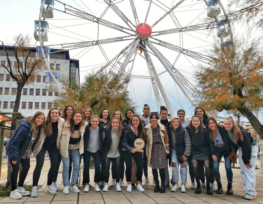 IMG 20221213 171442 01 Las jugadoras de la Real Sociedad, embajadoras de la ciudad