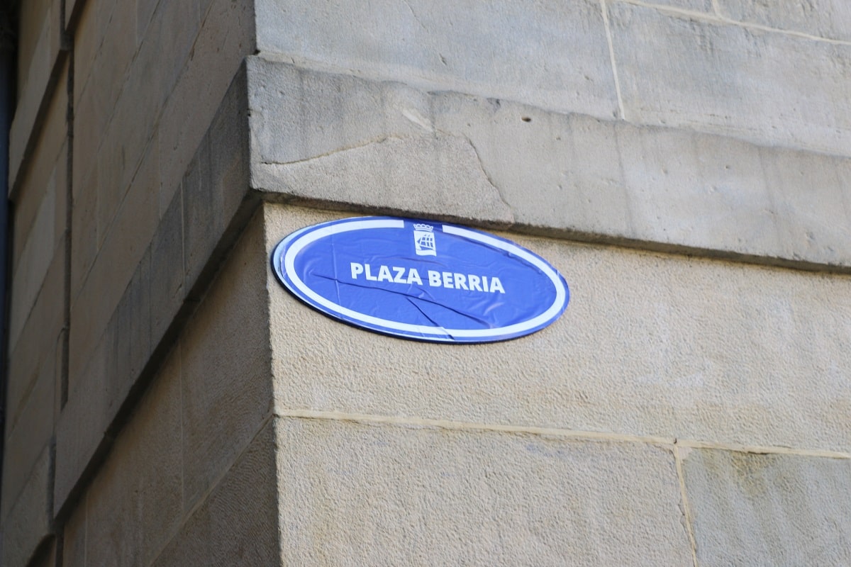 IMG 2185 - La Plaza de la Constitución pasa a ser 'Plaza Berria' a merced de unas pegatinas