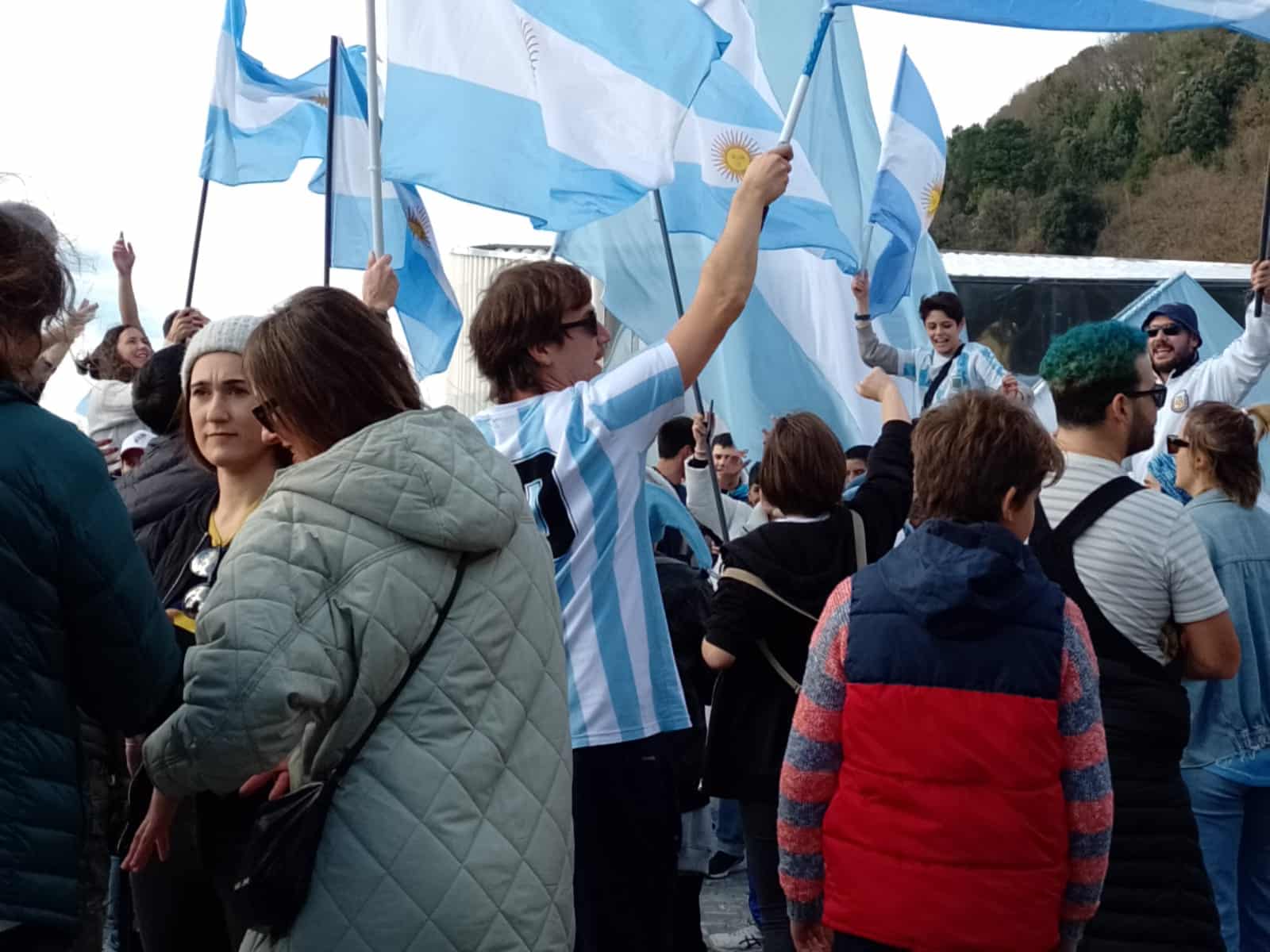 Mundial2 - Los aficionados argentinos caldean el mediodía donostiarra