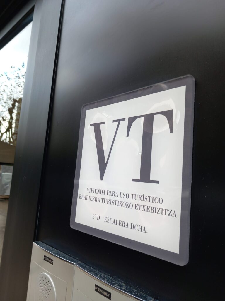 VT El Supremo avala el veto a los pisos turísticos en los estatutos vecinales en una sentencia referida a Donostia