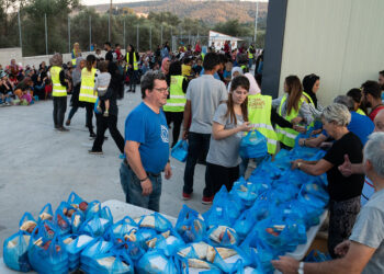 Reparto de comida en Lesbos de la mano de Zaporeak, que necesita socios para seguir ayudando. Foto: Zaporeak