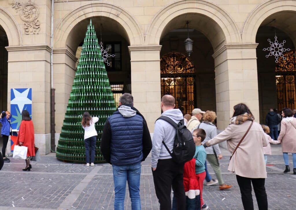 (Plaza Gipuzkoa) Un árbol de Navidad que invita a expresar los deseos a la ciudadanía 12 arbol deseos (Plaza Gipuzkoa) Un árbol de Navidad que invita a expresar los deseos a la ciudadanía