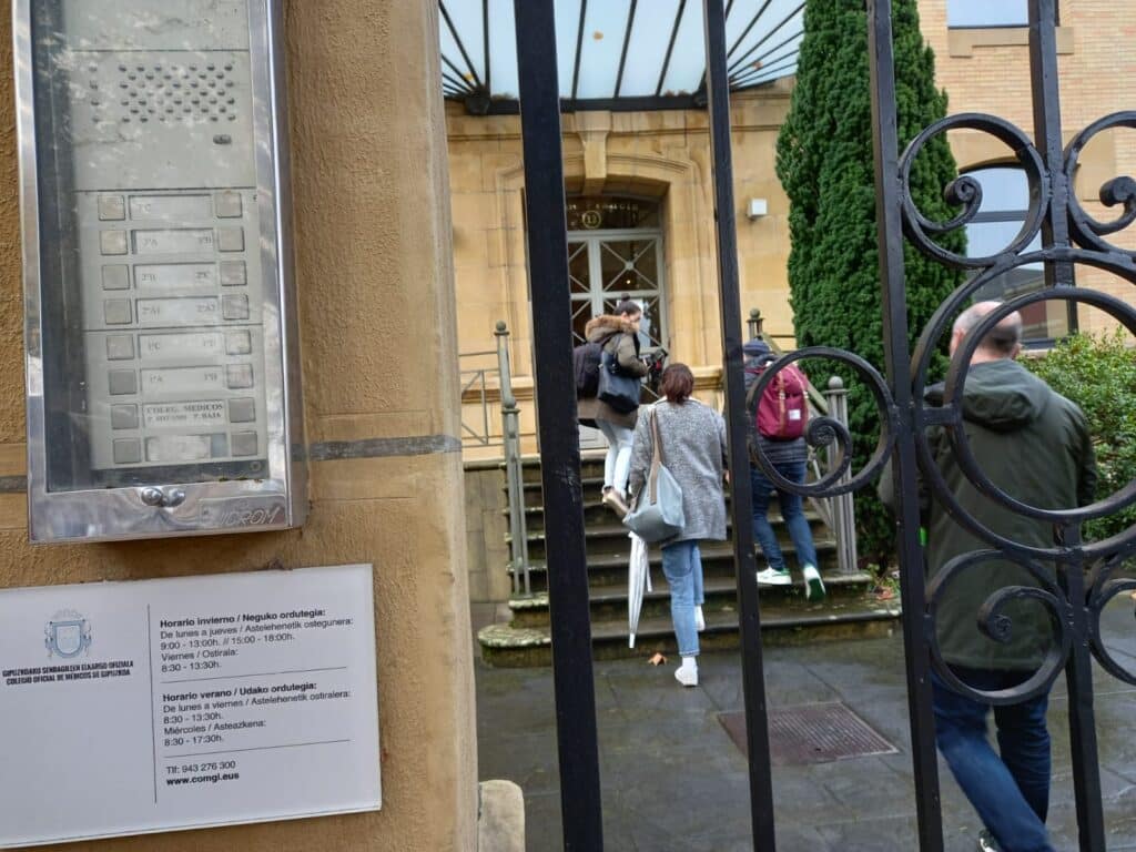 colegio de medicos Colegios de Médicos y Enfermería, "muy preocupados" por la atención en los PAC de Gipuzkoa