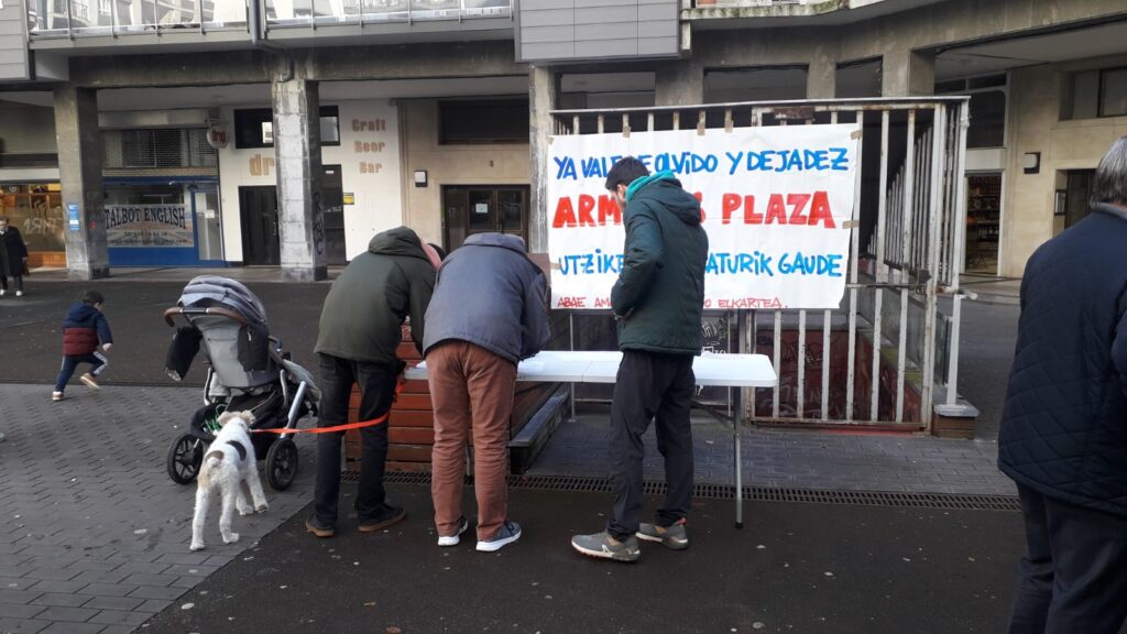 firmas Armerias (Plaza Armerías) La Asociación Vecinal de Amara Berri exige una reunión con la Real Sociedad