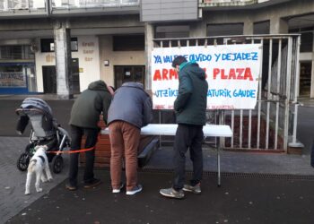 Recogida de firmas en la plaza Armerías. Foto: Asociación Vecinal de Amara Berri