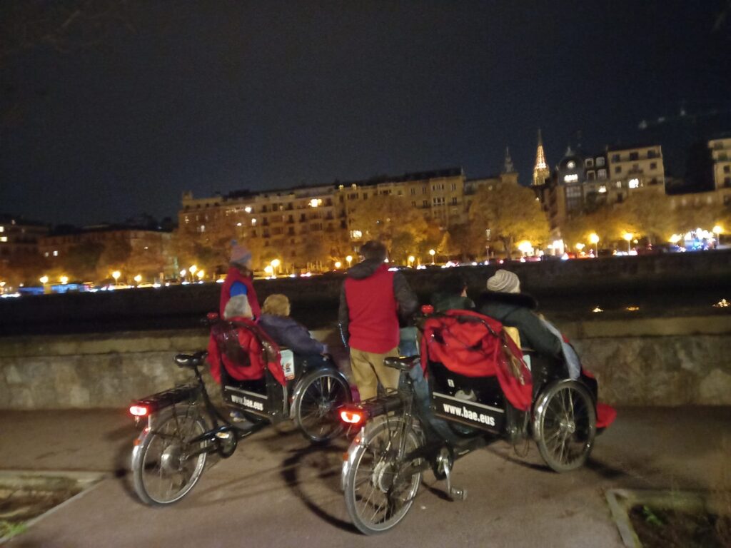 triciclos A la calle, en triciclo, para disfrutar de las luces navideñas de Donostia