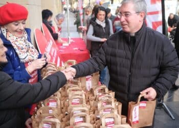 El obispo Fernando Prado comprando el roscón solidario de Cáritas. Foto: Santiago Farizano