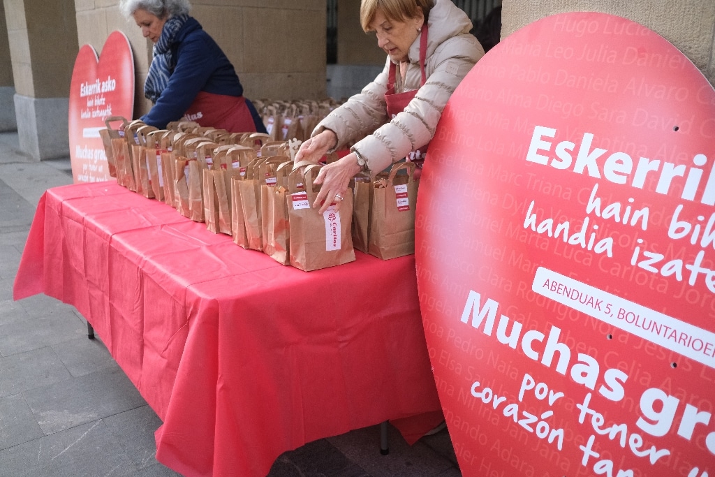 2023 0105 12454400 copy 1024x683 - Vuelan los roscones solidarios de Cáritas en Donostia
