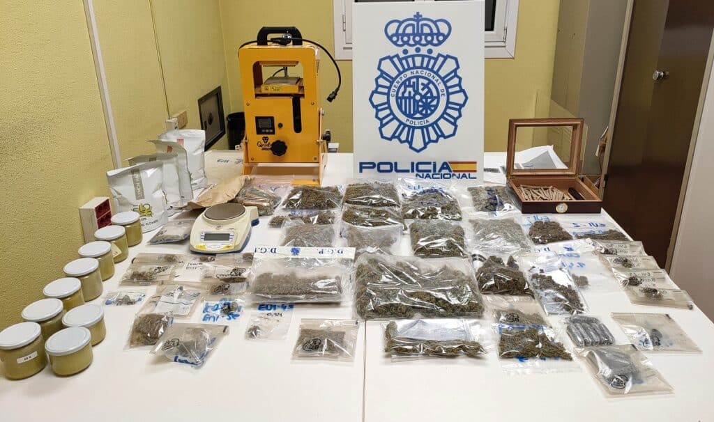 230103 Droga intervenida asociacion cannabica Irun (Irun) La Policía Nacional detiene a los directivos de una asociación cannábica