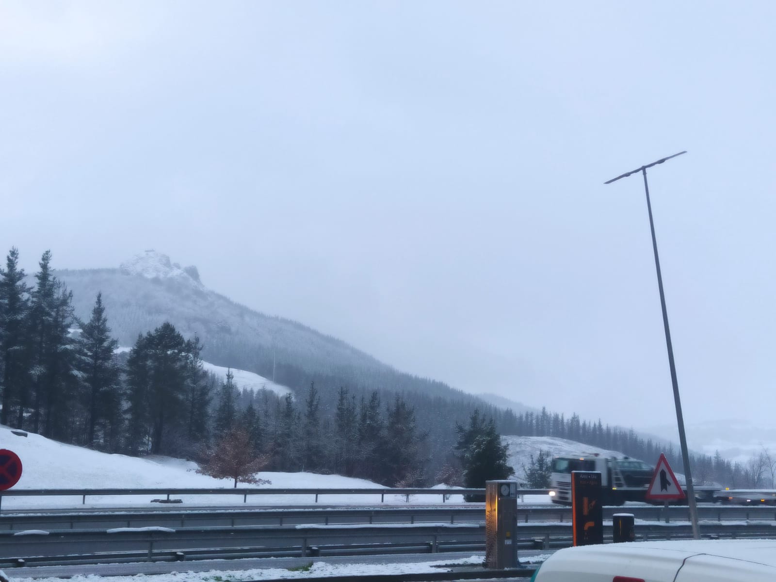Aretxabaleta nieve - El hielo provoca una treintena de percances en las carreteras de Gipuzkoa
