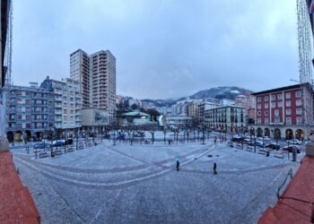 Eibar, con nieve, esta mañana. Foto: Jon Iraola (alcalde de Eibar) vía twitter