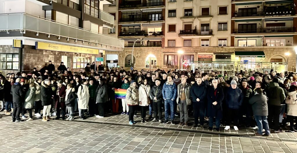 Hondarribia udala (Hondarribia) Concentración por la agresión homófoba del domingo