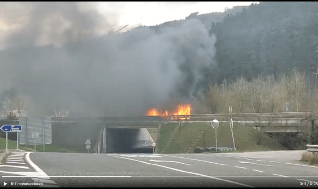 Idiazabal 2 Un camión arde en la N1 (Idiazabal)