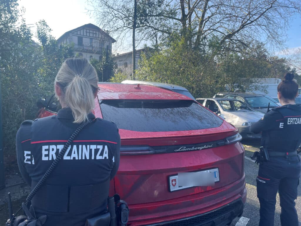 Lamborguini (Irun) Interceptan a un conductor de 18 años al volante de un Lamborghini con papeles falsos