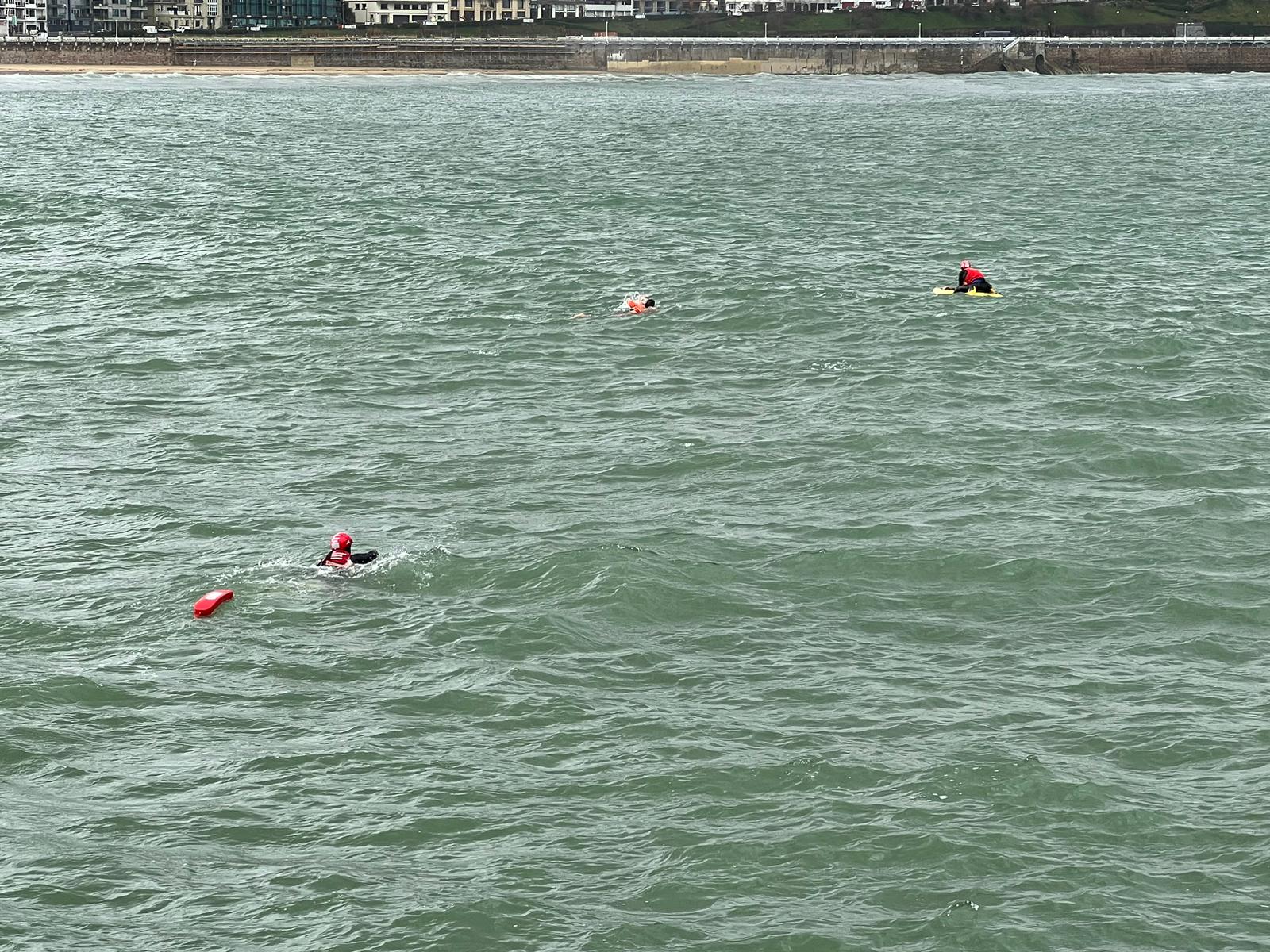 Nautico2 - Un nadador y dos ertzainas rescatados por los bomberos en la bahía de la Concha
