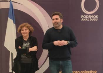 Pilar Garrido y Víctor Lasa hoy junto a los militantes de Podemos. Foto: Podemos Ahal Dugu