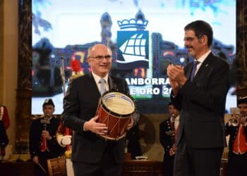 Imagen de archivo de enero de 2023. Javier García Cogorro recoge el Tambor de Oro de manos de Eneko Goia. Foto: Ayto