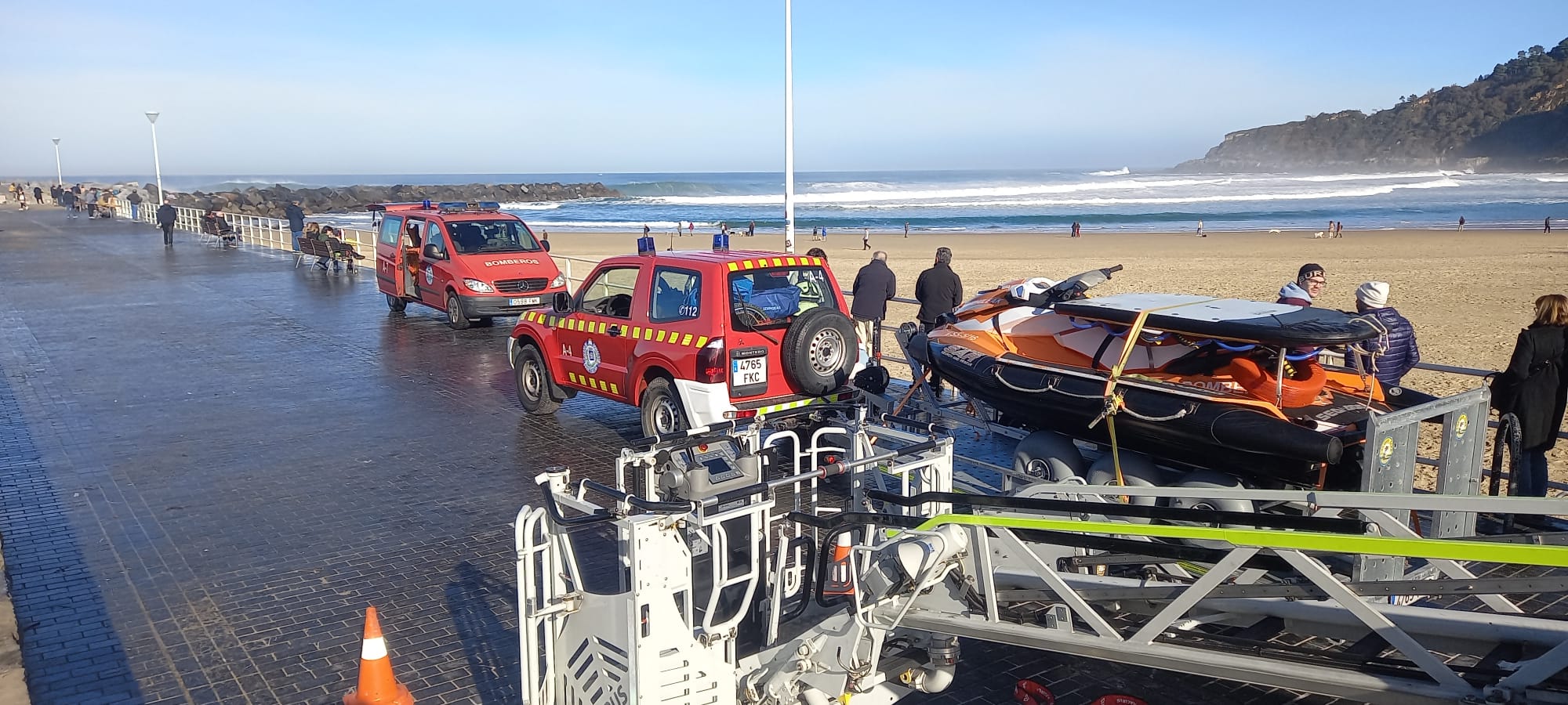 bomberos zurriola surfista Rescate de un surfista en la Zurriola