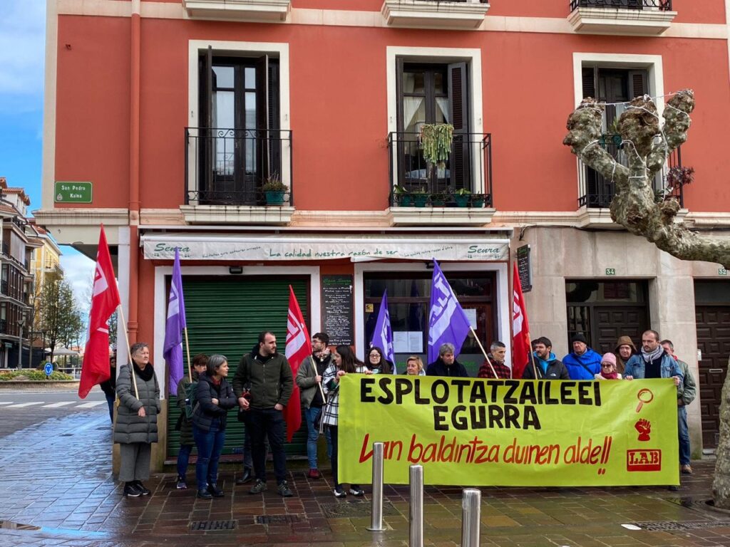 explotacion Hondarribia Concentración de LAB ante el bar Senra de Hondarribia