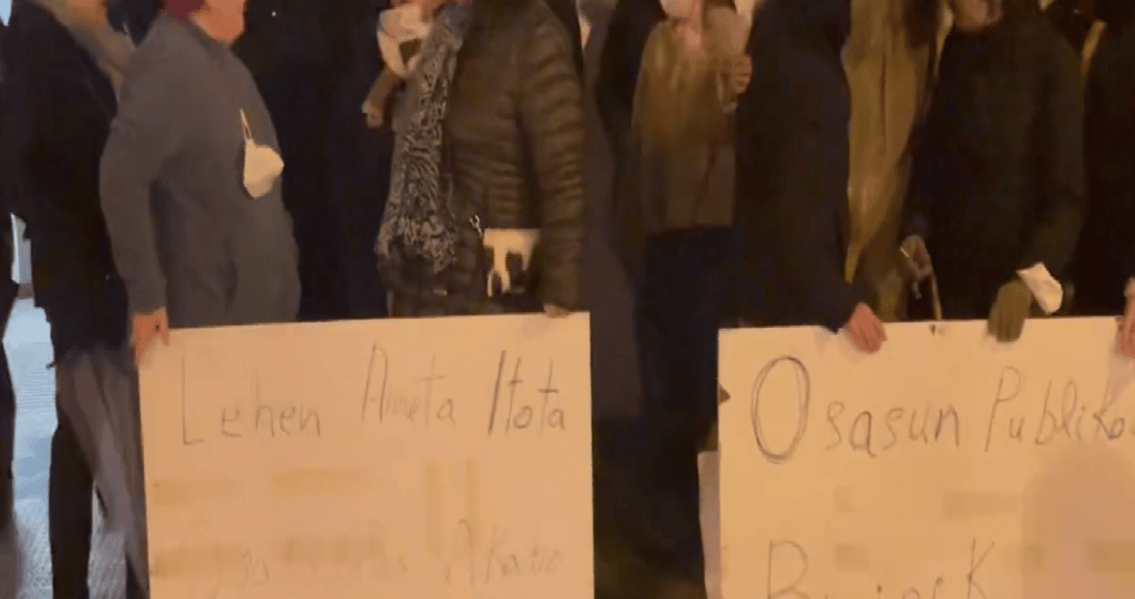 olatu Olatu Txuria se concentra en el Antiguo en defensa de la sanidad pública vasca